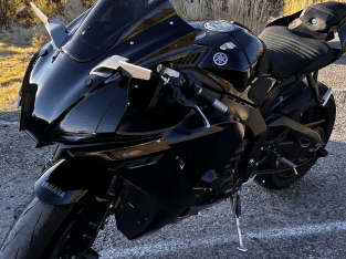 2023 Yamaha YZF R1 sportbike